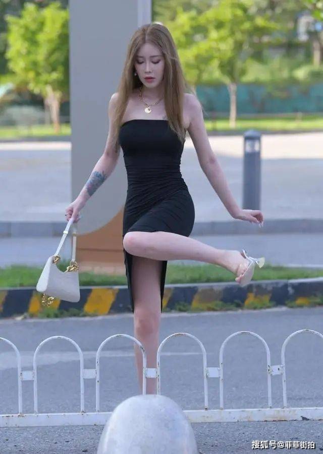 中性 连衣裙展现减龄气质，搭配更显亲和力