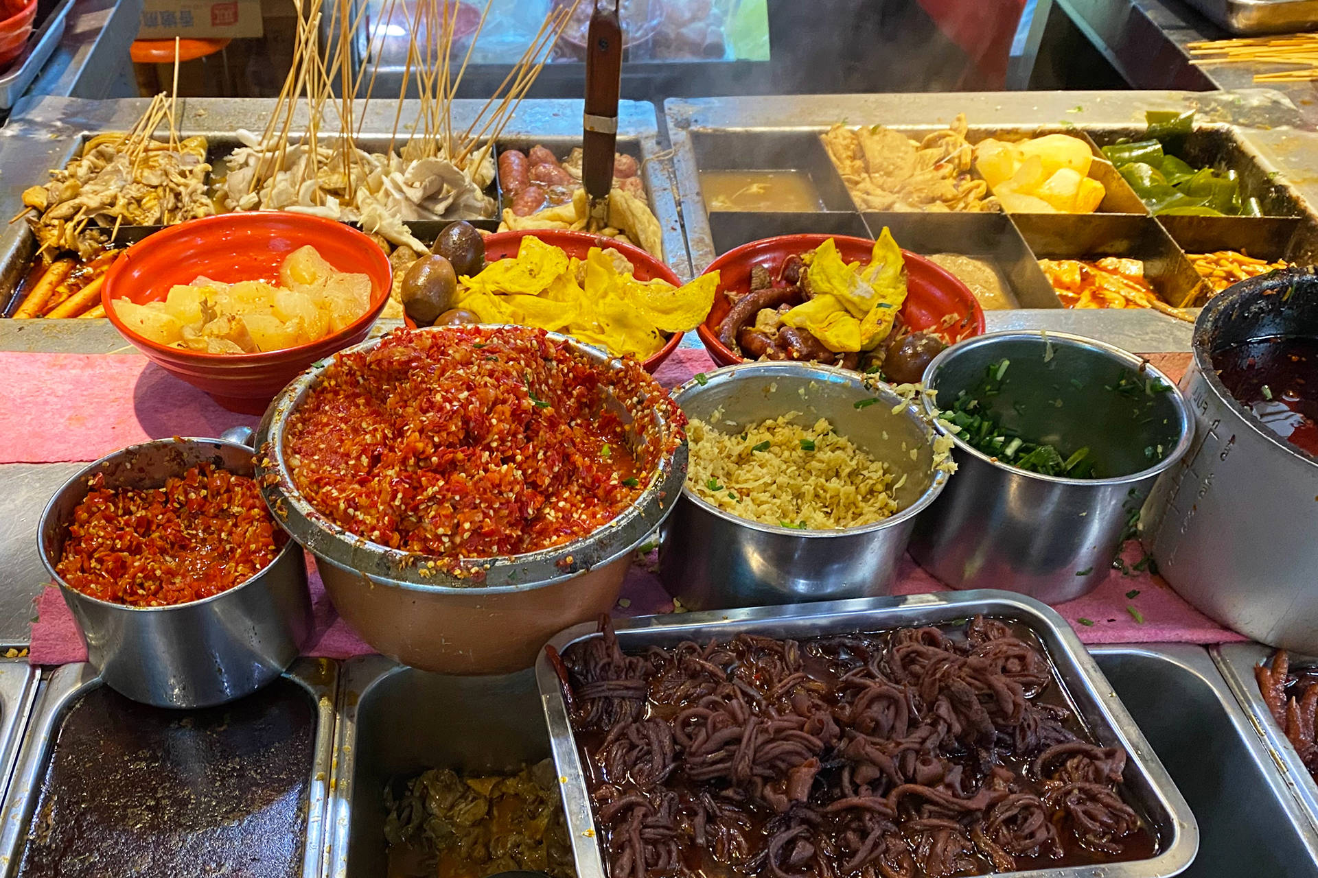 南昌水煮,虽然在当地很火,但很难走出江西,一则是口味比较重,二者选材