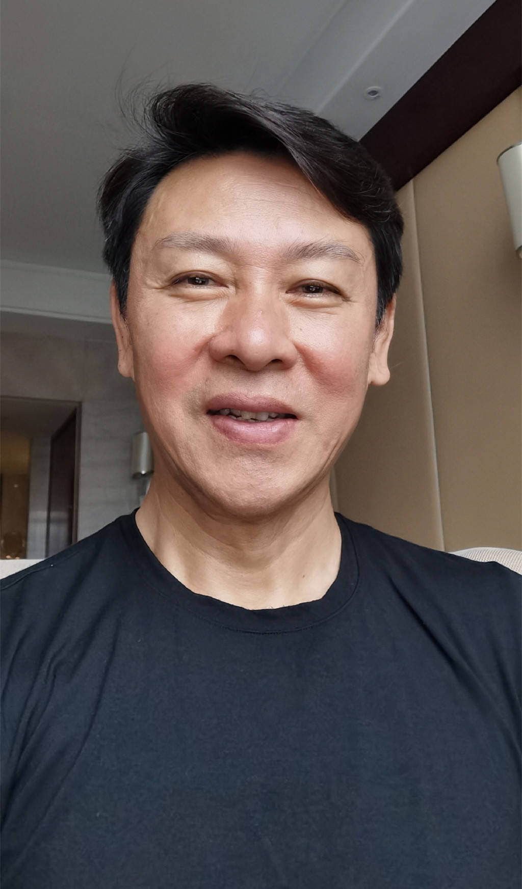 拍戏不请助理,为体验生活曾入狱,58岁的胡亚捷"固执"地幸福着