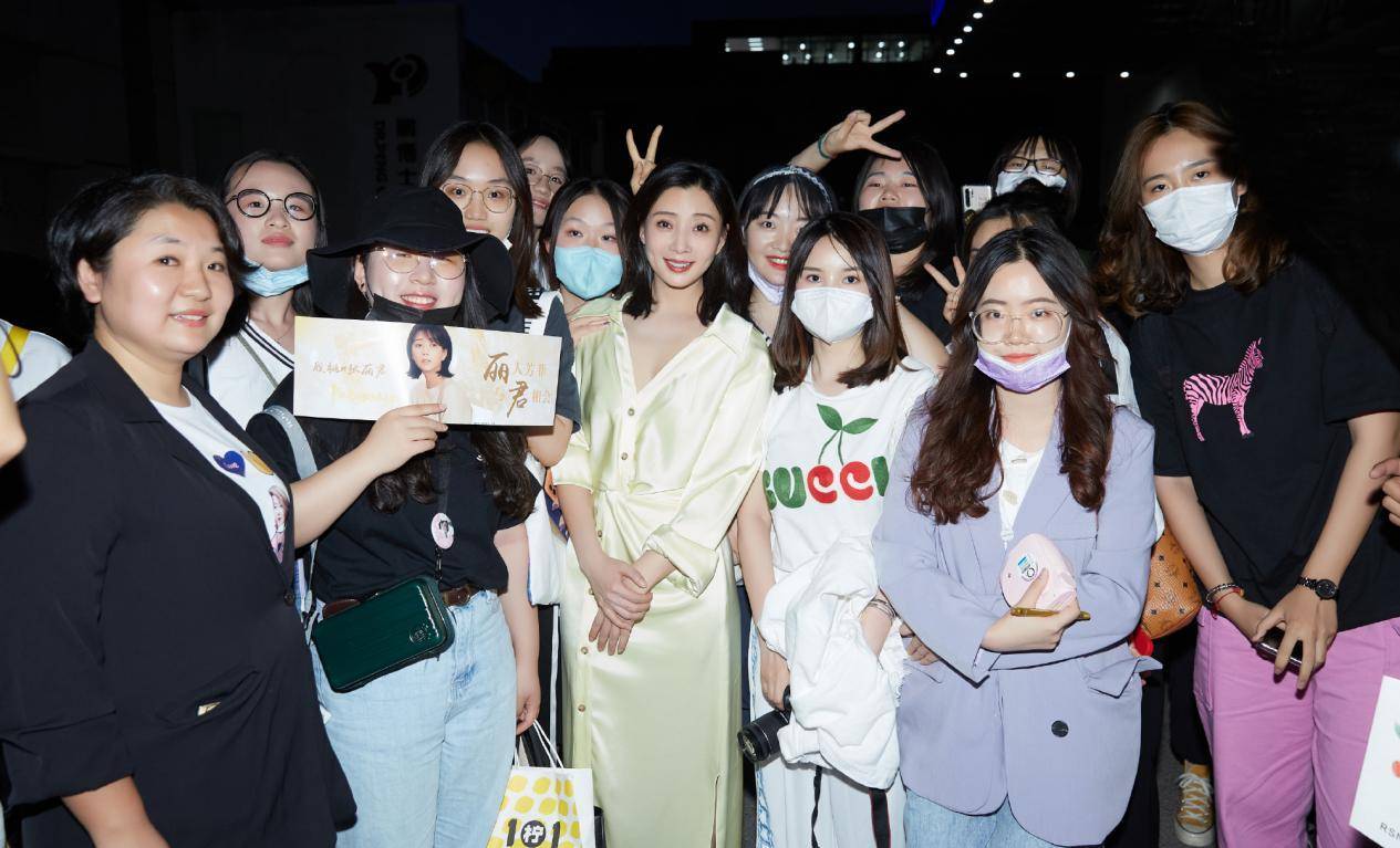 身材 殷桃拍戏花絮,片场穿针织衫牛仔裤演啥像啥,老戏骨还是少女身材