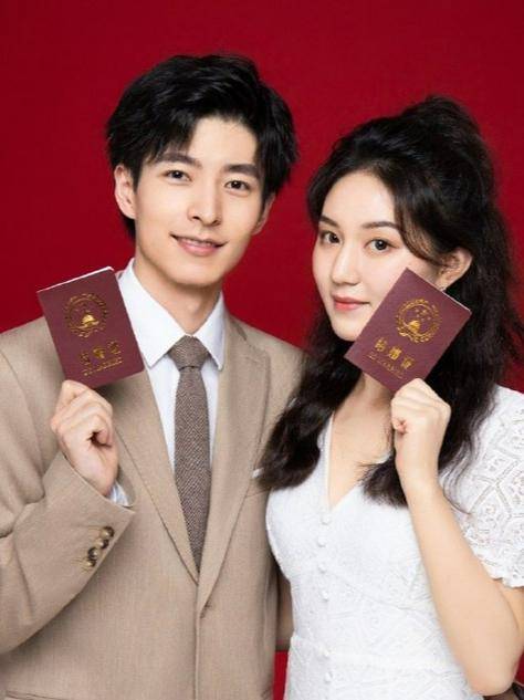 郭文韬夫妇晒出结婚证,爱妻佳佳文艺范十足,撒了一地狗粮!_北大