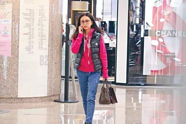 "冻龄港姐"吴婉芳真是名不虚传,52岁年龄20岁容颜,羡慕极了_一身