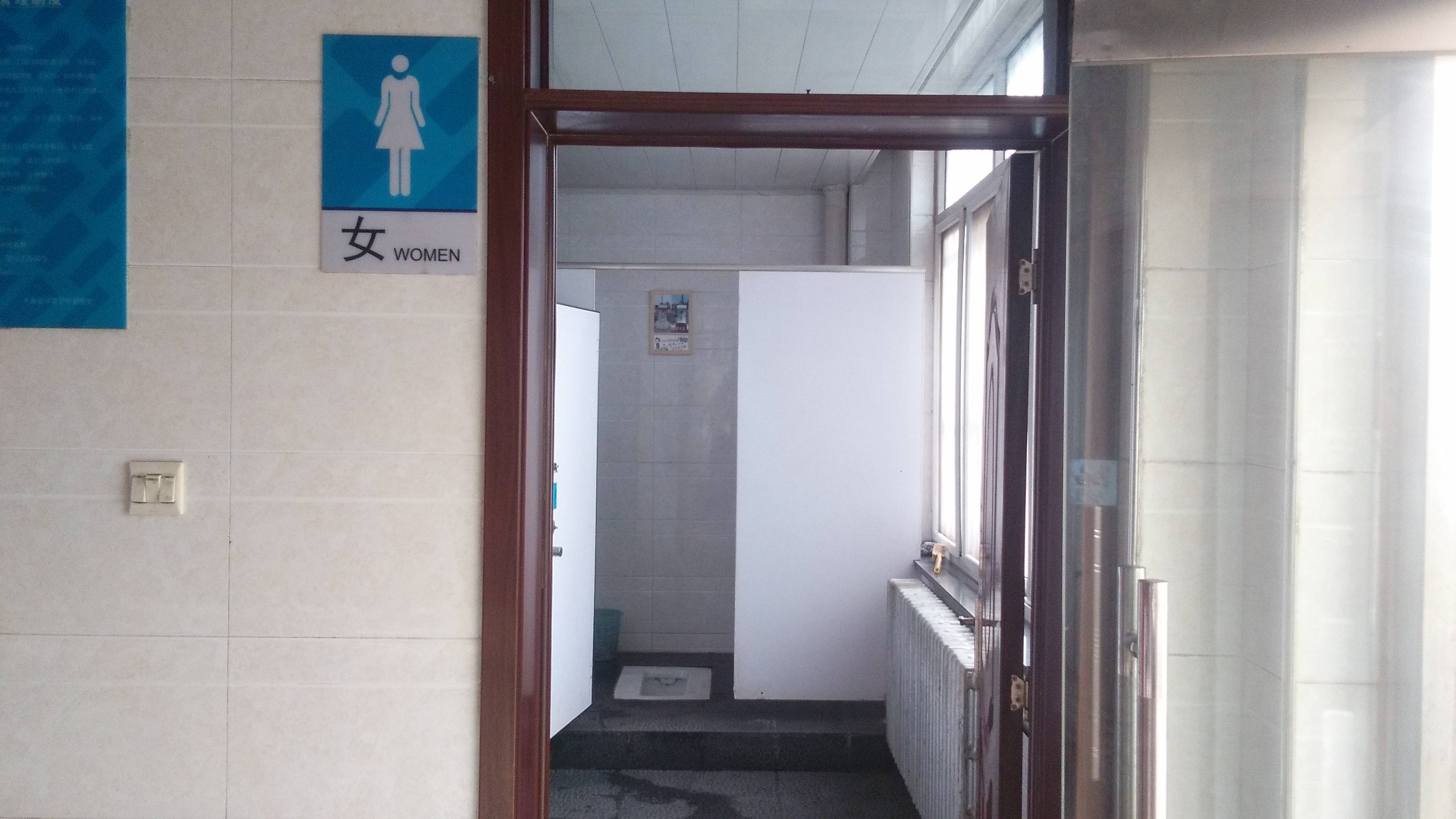 四川德阳男子女装混入女厕偷拍当场被逮着了