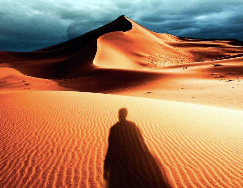 沙丘|《沙丘》不是科幻片？看完六部曲，才明白它为何被称为科幻巨著