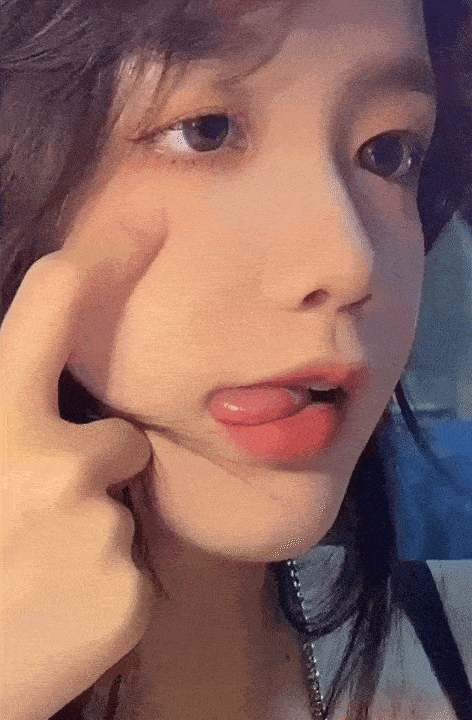 原创
姑娘,我记得你平时连个瓶盖都拧不动,这怎么抓鳄鱼玩呢?
搞笑妹子动态图,搞笑GIF分享!实话说得好,看美好的事物会变得年轻。逃不掉命运的审判!右边这个有点像脱缰的野狗!当饮料的拉环不小心断了,可以这样打开易拉罐!我有一只小毛驴,我从来也不骑!看到没,我土豪,刚买的链子,值不少票票呢!高情商:新郎手太短了~二、搞笑段子,幽默段子分享!