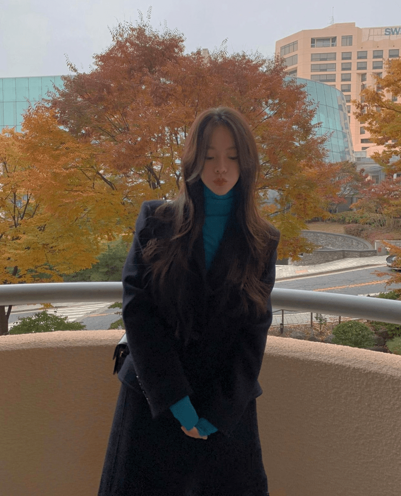 显得 又是一款黑色的必备大衣给姐妹们找来啦！