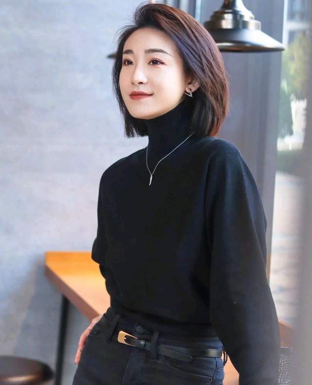 黑色 这才是毛衣的正确穿搭，简单优雅又减龄，轻松穿出20岁的感觉