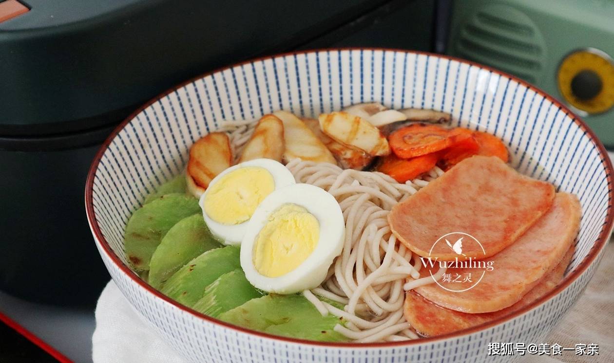 特电|冬天我家三天两头吃此早餐，电饼铛一煮10分钟，好吃又顶饱