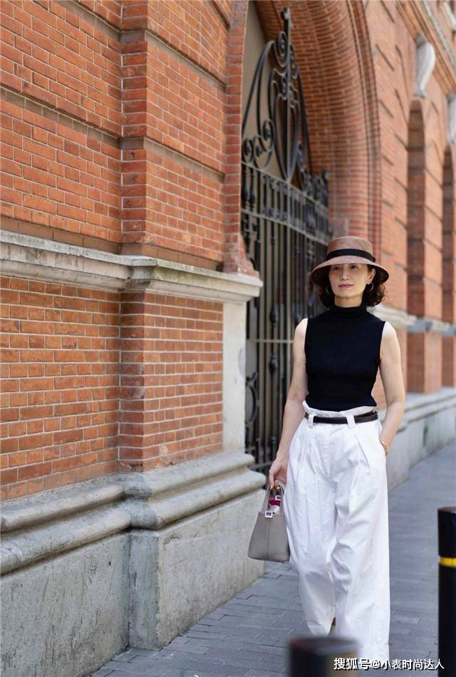 衬衣 女人过了50岁少穿T恤短裤,瞧三木妈妈这样来穿,优雅知性又时髦
