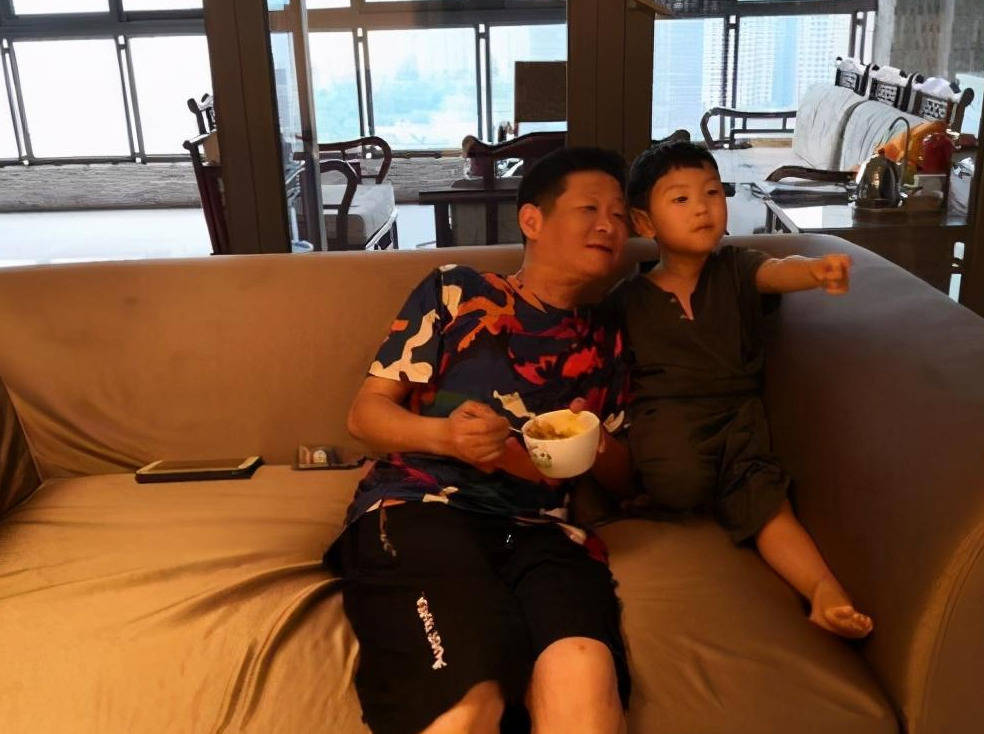 原创三德子赵亮娶小15岁模特回家养鸡如今身价过亿让人羡慕