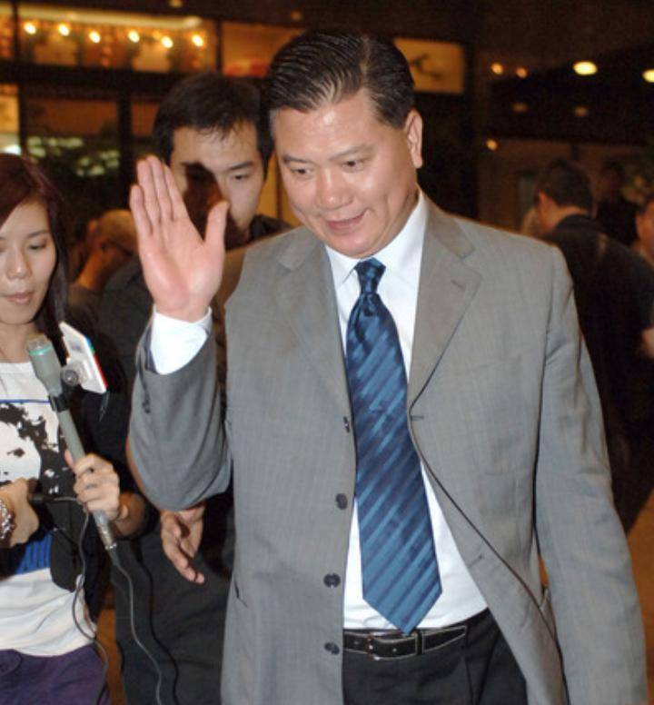 原创万梓良告慰前妻恬妞虽然离了婚但是你和你女儿仍是我的亲人