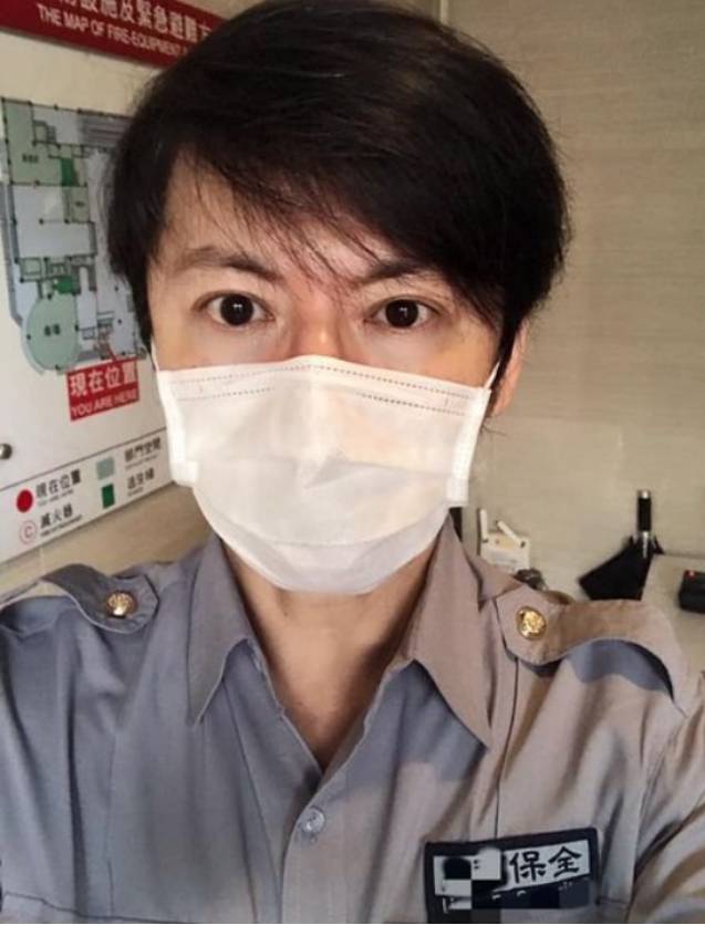 工作12小时不觉辛苦,皮鞋脱胶都舍不得扔_简家玮