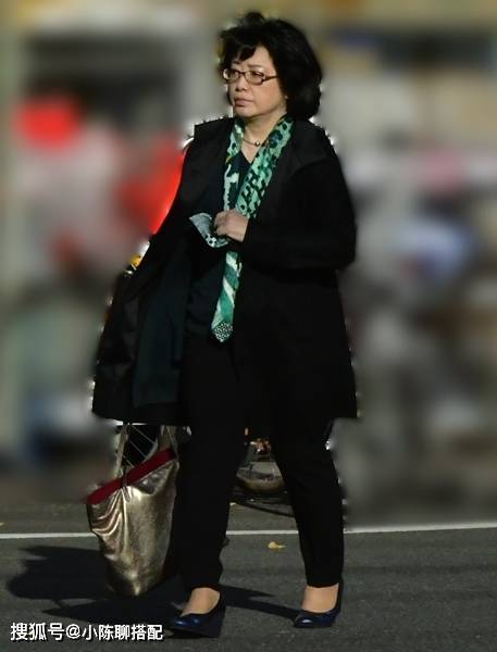 颜色 62岁山口百惠发福也体面，秋冬穿搭秀气显瘦，微胖妈妈可借鉴