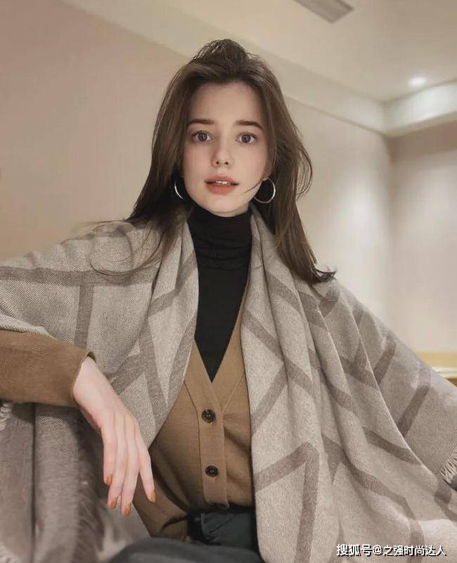 毛衣 牛仔外套也是最常见的短外套,休闲又时髦的造型还有不错的减龄效果