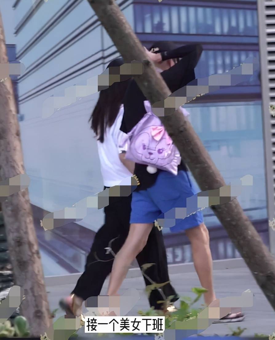 俞灏明疑似曝光恋情,与女生牵手帮忙背包超体贴