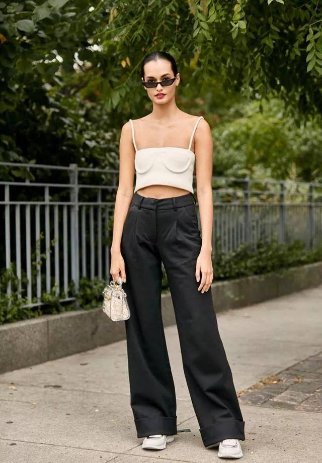 什么 西装整套穿过时了，现在流行“上短下长”搭配，lisa泫雅都上头了