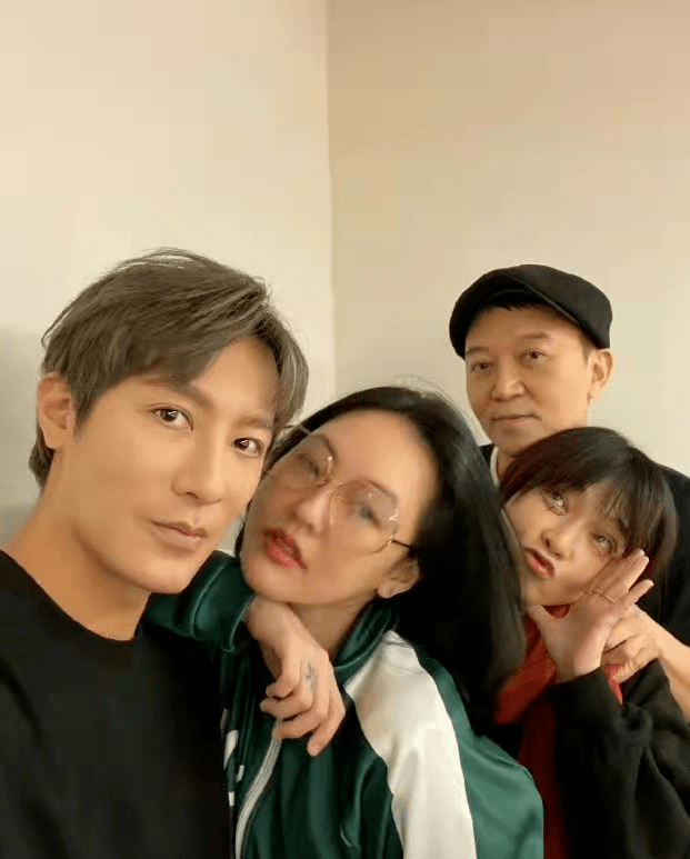 进行 大S离婚后首露面!穿波点透视装瘦回杉菜少女感爆棚,比小S还嫩