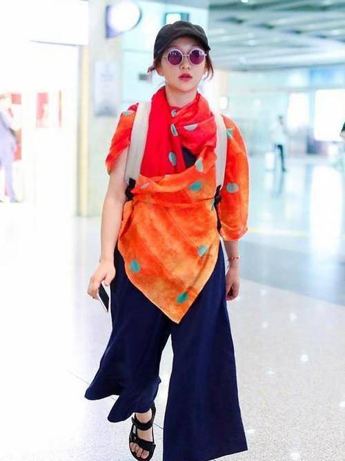 周迅 周迅素颜现身太任性,穿无袖装配条大妈裤,简单真实不做作