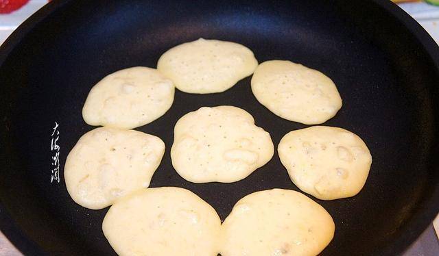 做法|鸡蛋面粉加香蕉，孩子最爱的早餐饼，松软香甜，能量满满