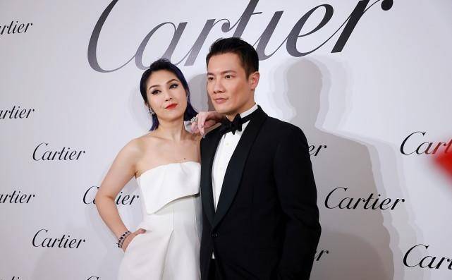 杨千嬅 Cartier：何超莲V领抢镜，与窦骁肤色成反差，杨千嬅夫妇也恩爱