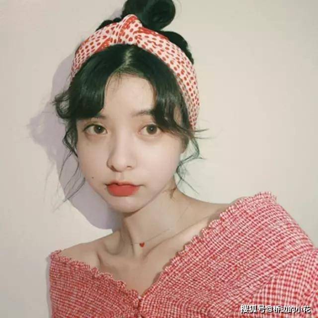 发型女人再懒也别披头散发！今年巨乖的4种“扎发”，时尚减龄显脸小