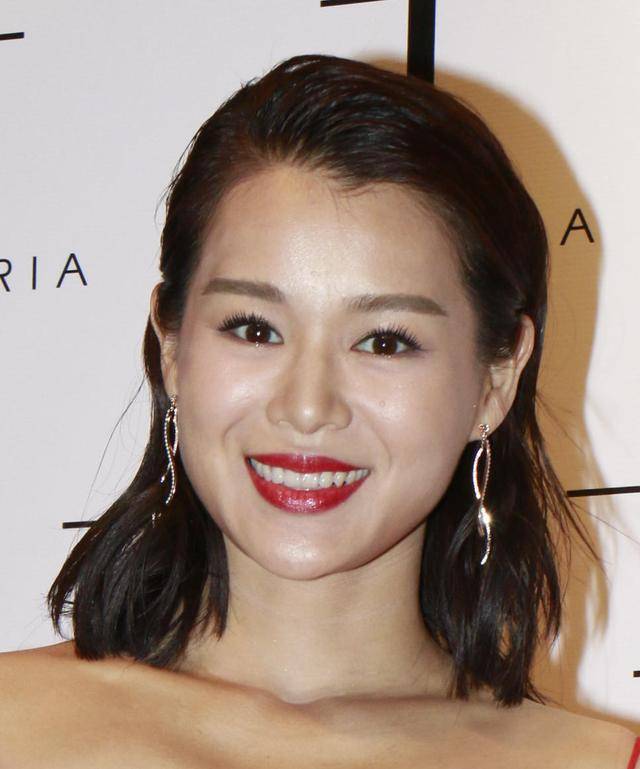 胡杏儿 胡杏儿身材虽然微胖，但穿衣品味出众，穿红色连体裤简约高级