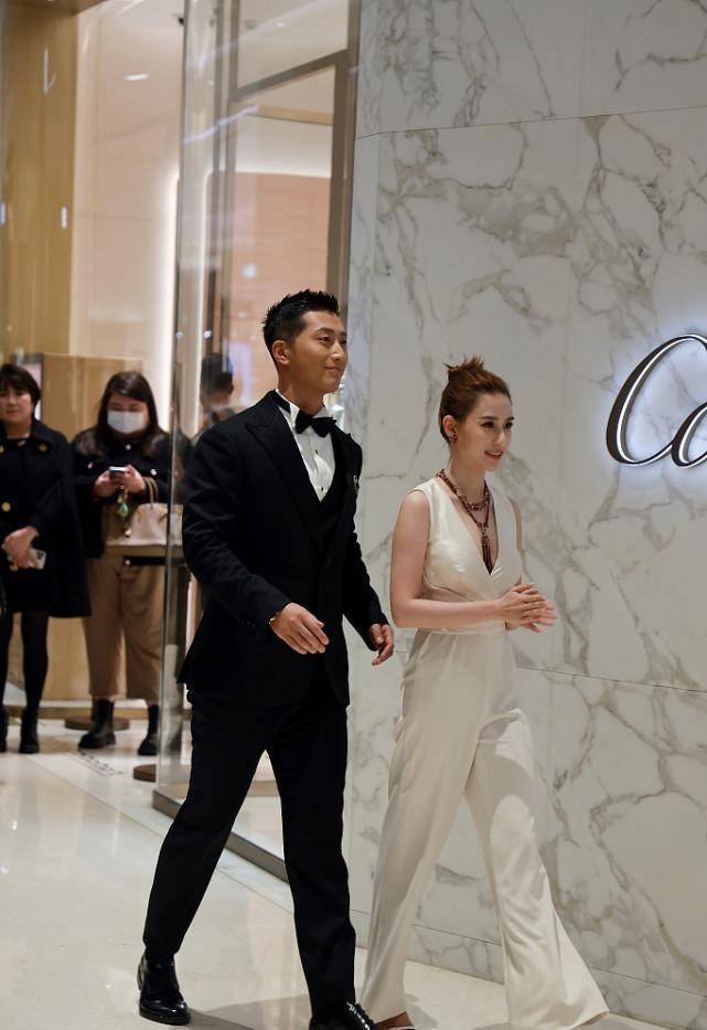 本人 何超莲出席活动的时候和男模站一起,感觉穿搭真的很成功!