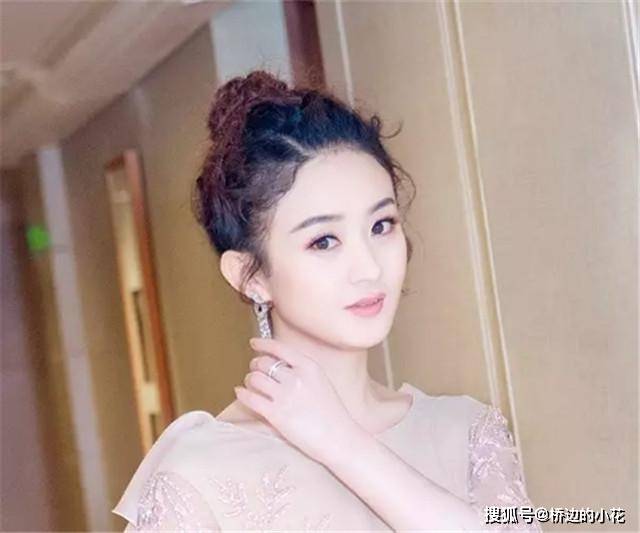 发型女人再懒也别披头散发！今年巨乖的4种“扎发”，时尚减龄显脸小