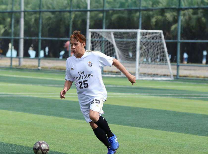 在足球场上,照样能够看到身姿矫健的谭咏麟,对于踢球,他从来没有放弃