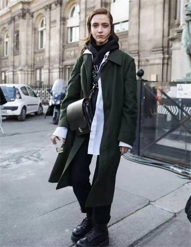 方面 女人过了50岁,不管穿大衣还是羽绒服,少搭这4双鞋,邋遢掉档次