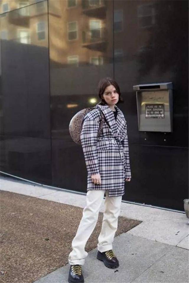 方面 女人过了50岁,不管穿大衣还是羽绒服,少搭这4双鞋,邋遢掉档次