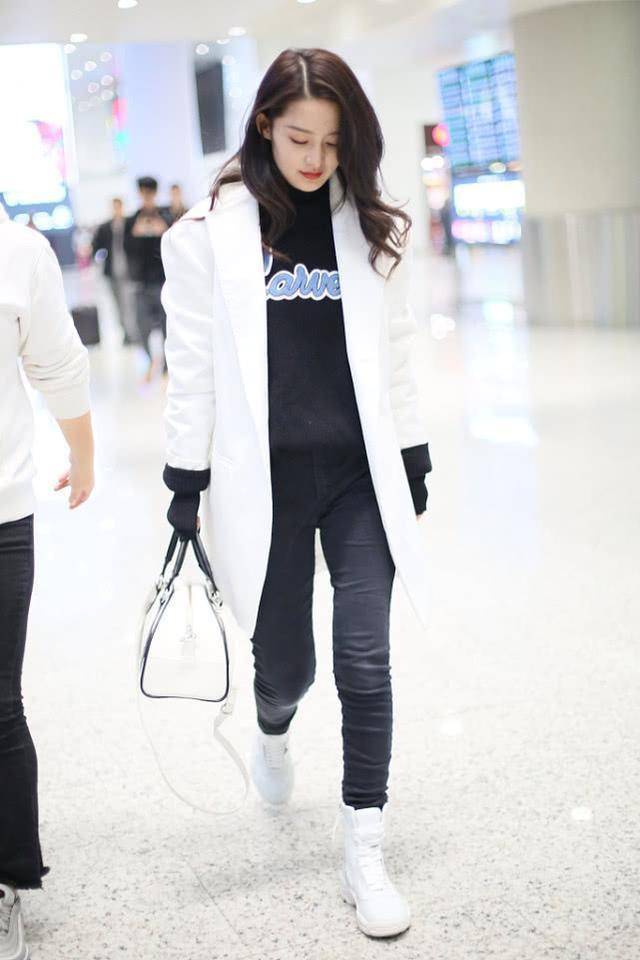 休闲风 奔三的女人尽量不要卫衣配牛仔裤!学李沁这样穿,活该你这么好看