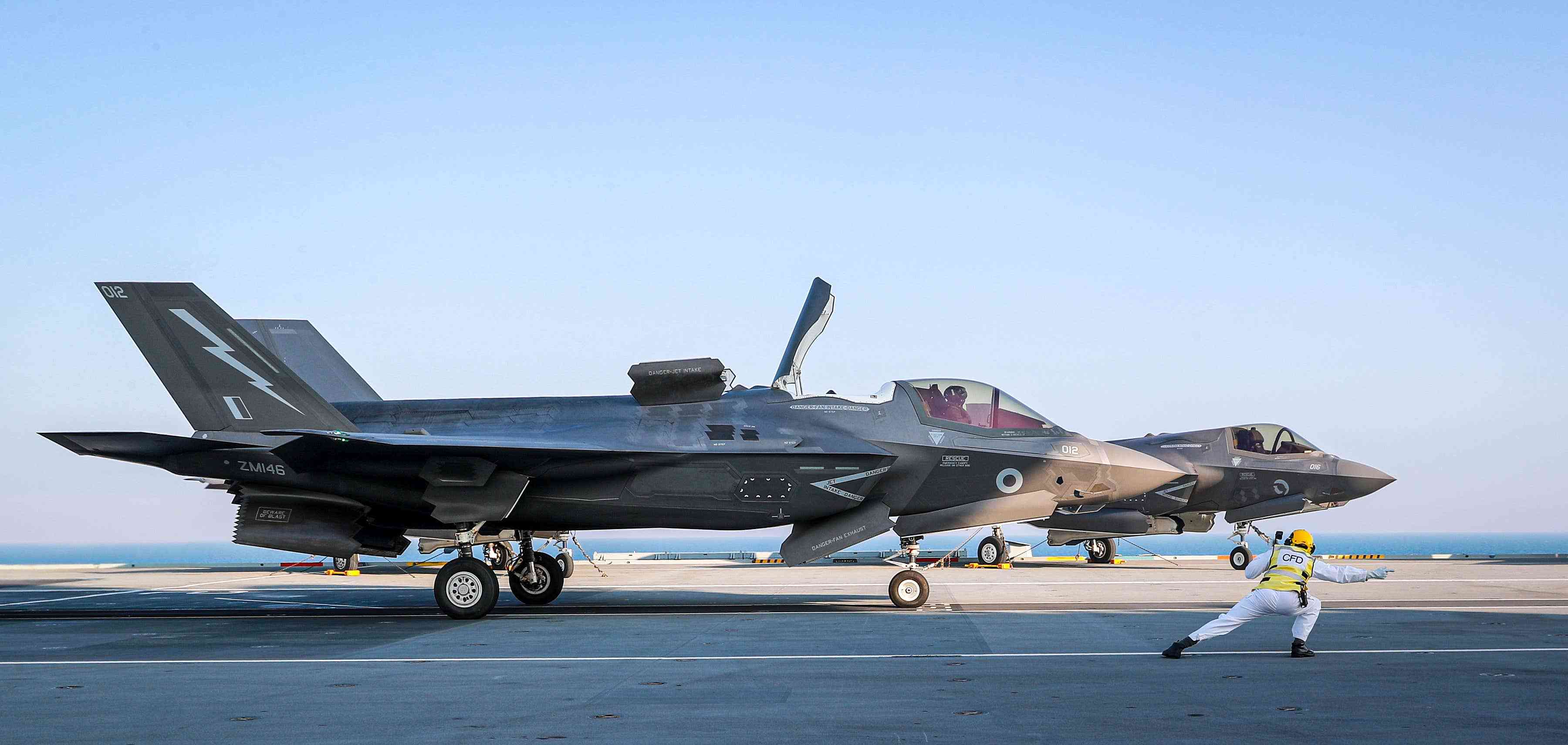 原创单价1亿英镑的英国f35隐形舰载机,一起飞就坠入海底,原因蠢哭了