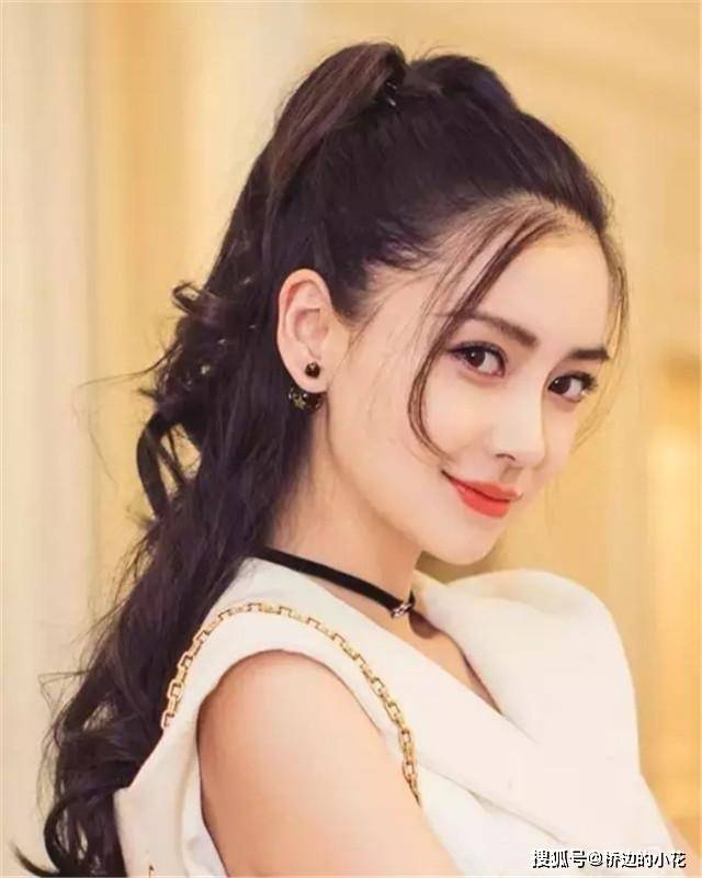 发型女人再懒也别披头散发！今年巨乖的4种“扎发”，时尚减龄显脸小
