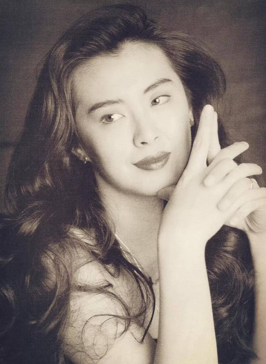 然而自古美人多情扰,本该有着完美人生的她,却因为爱情弄得一生伤痕