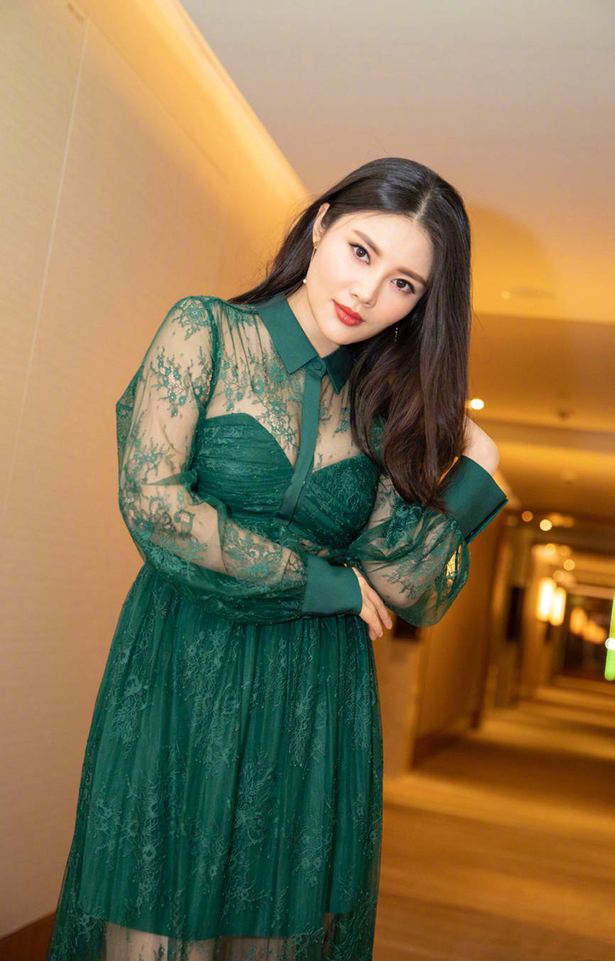 整体 徐冬冬新风格拿捏得太完美！一袭抹胸长裙扮嫩，造型纯欲像少女