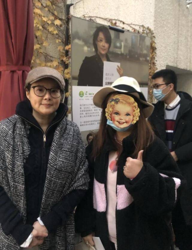 感觉袁立素颜上年纪，身材胖也不刻意瘦身减肥，是不漂亮但心地善良！