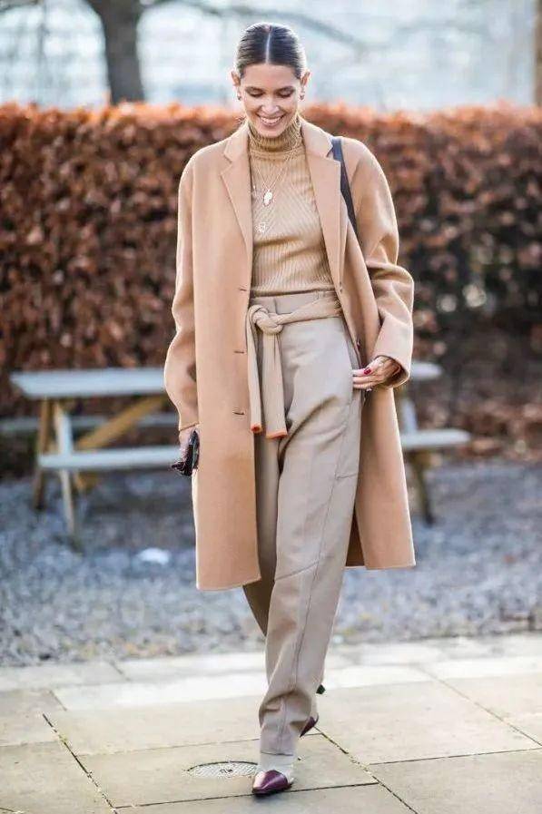 显得 “驼色大衣”的穿搭示范都在这里，优雅体面，35+的女性要学会