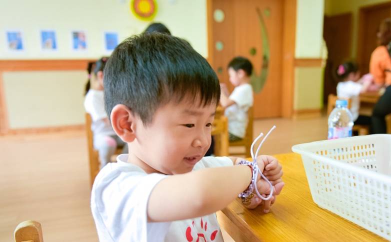 家长|宝宝哭闹，非要妈妈第一个接自己，幼儿园接孩子早晚有区别吗