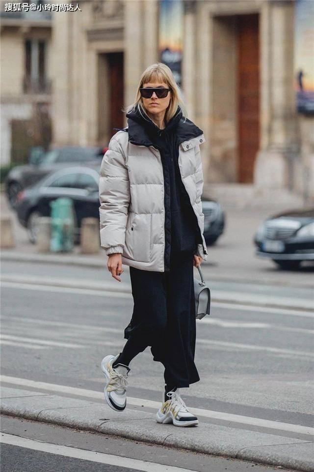 羽绒服 今年火了一种搭配，叫“包臀羽绒服+裙子”，时尚又保暖谁穿谁美