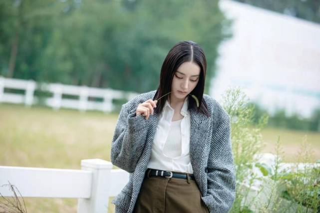 卫衣 热巴穿搭真尊重冬天！仗着腿细把裤脚直接塞袜子里，竟一点不显土