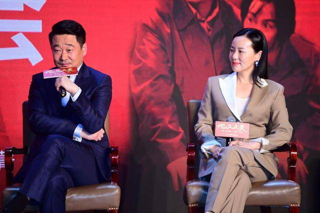 设计 50岁咏梅真是优雅到骨子里，拼色西装干练知性，婉约气质惊艳