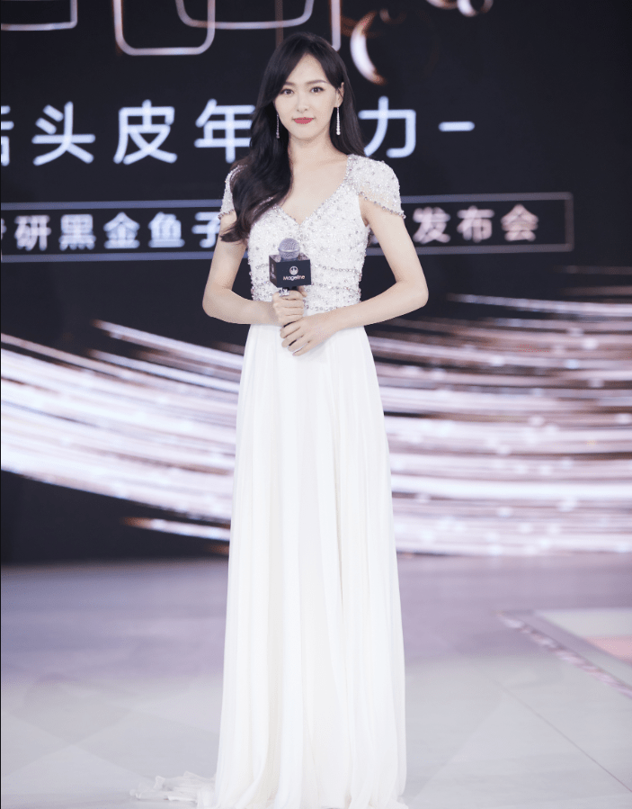 冷面 唐嫣白裙亮相线下活动，长裙藏不住大长腿，生图显出真实圆润脸型