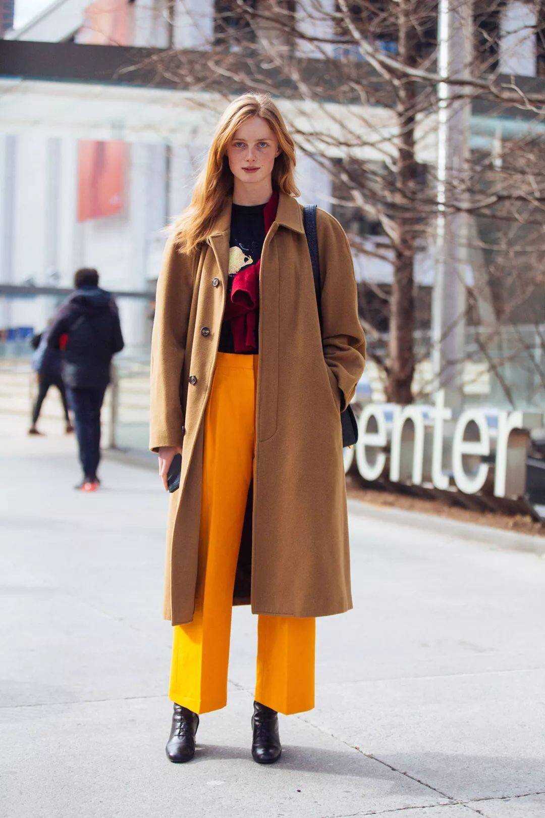 显得 “驼色大衣”的穿搭示范都在这里,优雅体面,35+的女性要学会