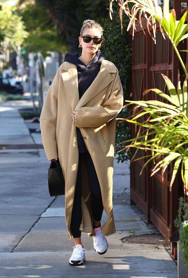 显得 “驼色大衣”的穿搭示范都在这里,优雅体面,35+的女性要学会