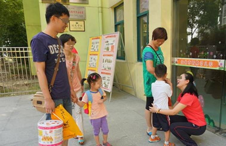 家长|宝宝哭闹，非要妈妈第一个接自己，幼儿园接孩子早晚有区别吗