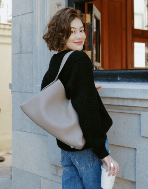 棕色 入冬后的高级感从何而来?靠一件“针织衫”就可以搞定,时髦大气