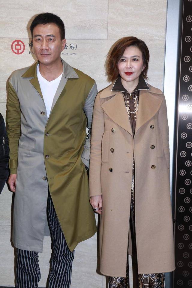 浅棕色 57岁关之琳依旧风韵犹存!浅棕色大衣稳重大气,涂大红唇气场强大