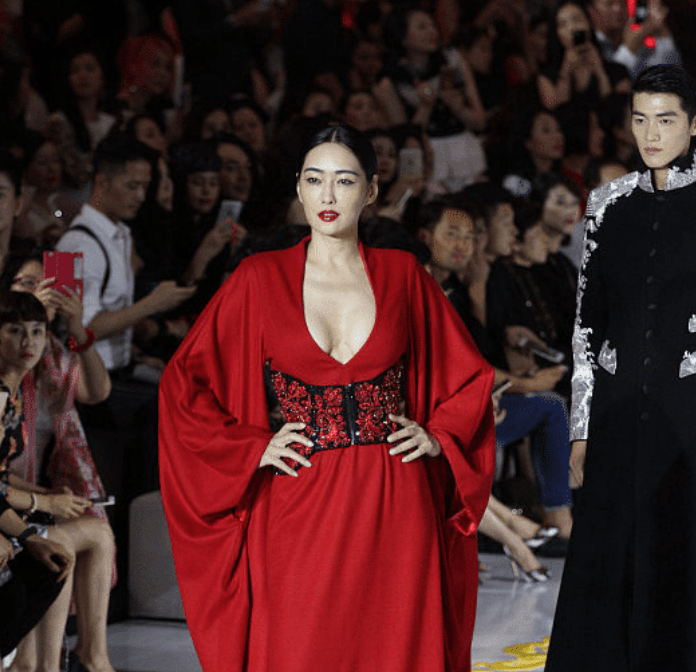 观众 年过半百的孟广美还挺“大胆”,穿红裙都要“一步到胃”,太惹眼