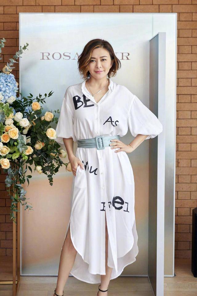 浅棕色 57岁关之琳依旧风韵犹存！浅棕色大衣稳重大气，涂大红唇气场强大